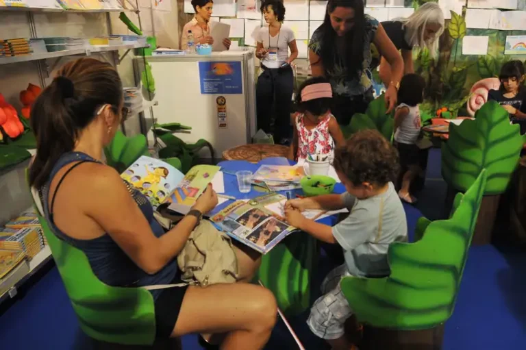 Estudo revela que 53% das famílias não leem para criança