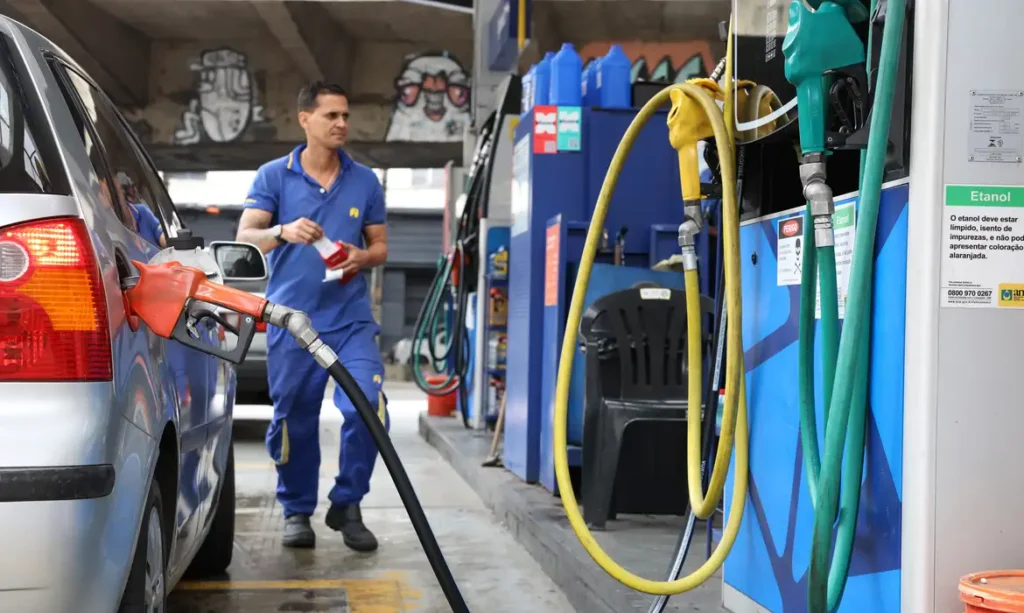 Governo baixa gasolina em R$ 0,44 por litro