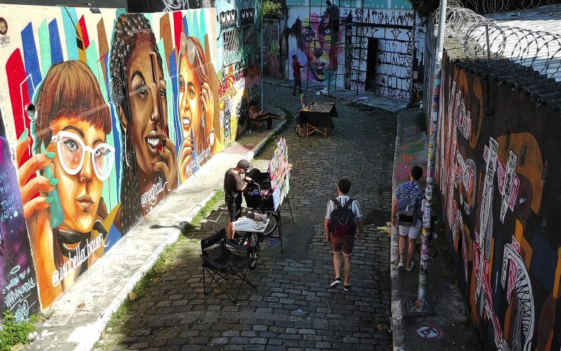 Prefeitura inicia requalificação do Beco do Batman na Vila Madalena