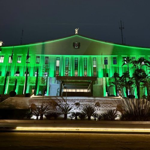 Bandeirantes recebe iluminação verde em apoio à campanha sobre glaucoma