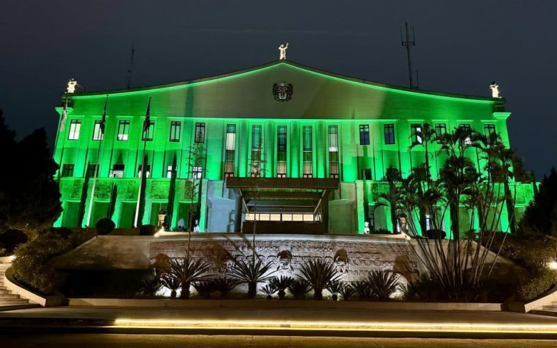 Bandeirantes recebe iluminação verde em apoio à campanha sobre glaucoma
