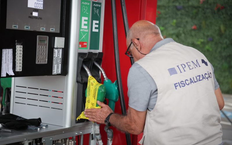 Fiscalização interdita posto e bombas de gasolina na região