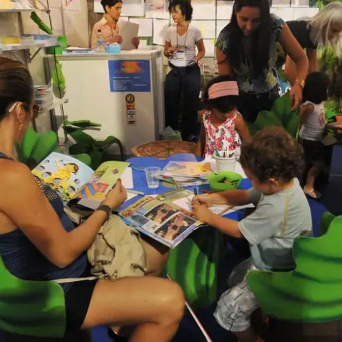 Estudo revela que 53% das famílias não leem para criança