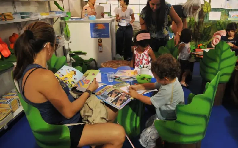 Estudo revela que 53% das famílias não leem para criança