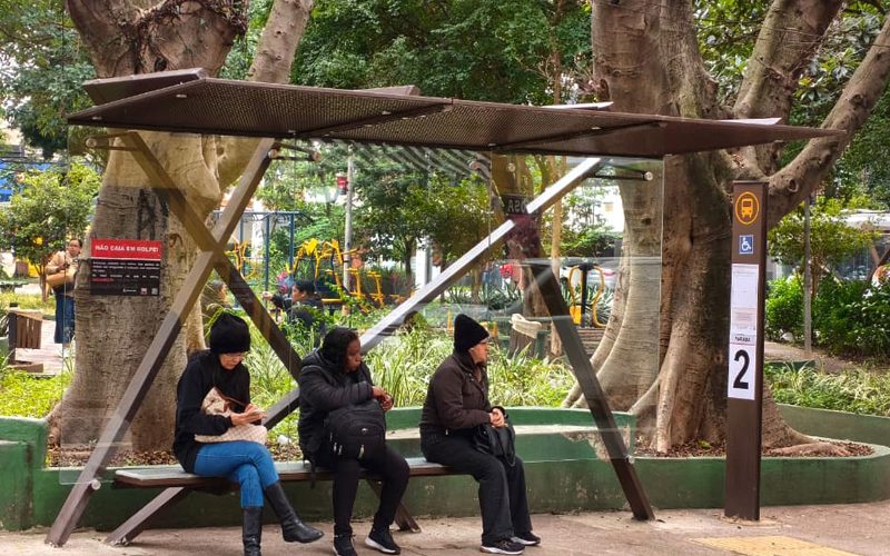 Prefeitura instala 2 mil pontos de ônibus com nova estrutura de abrigo