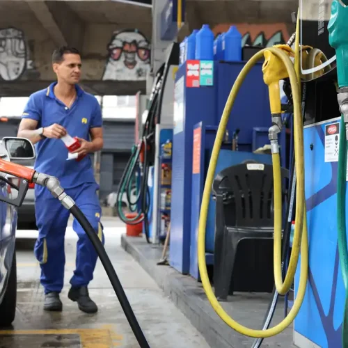 Governo baixa gasolina em R$ 0,44 por litro