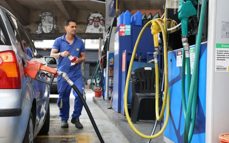 Governo baixa gasolina em R$ 0,44 por litro